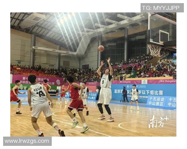 姚明全场奔跑展现篮球精神与团队合作的完美结合 姚明全场奔跑展现篮球精神与团队合作的完美结合