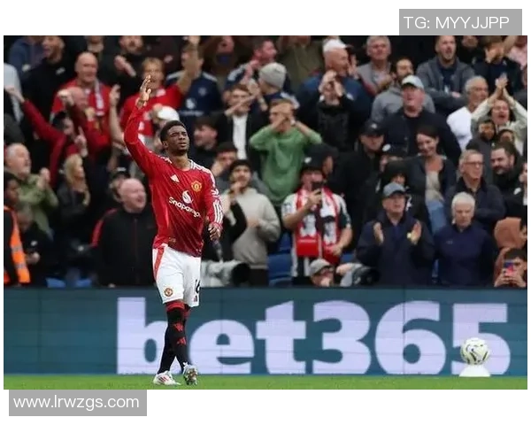 AC米兰大胜曼联6-2友谊赛中意外时刻引发全场欢呼